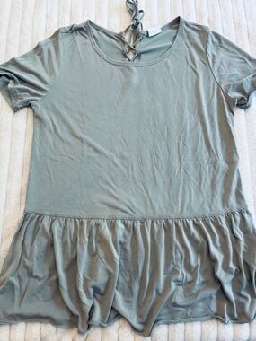 Mote Large Gray Green Ruffle Hem Lace-Up Back Tunic Tee